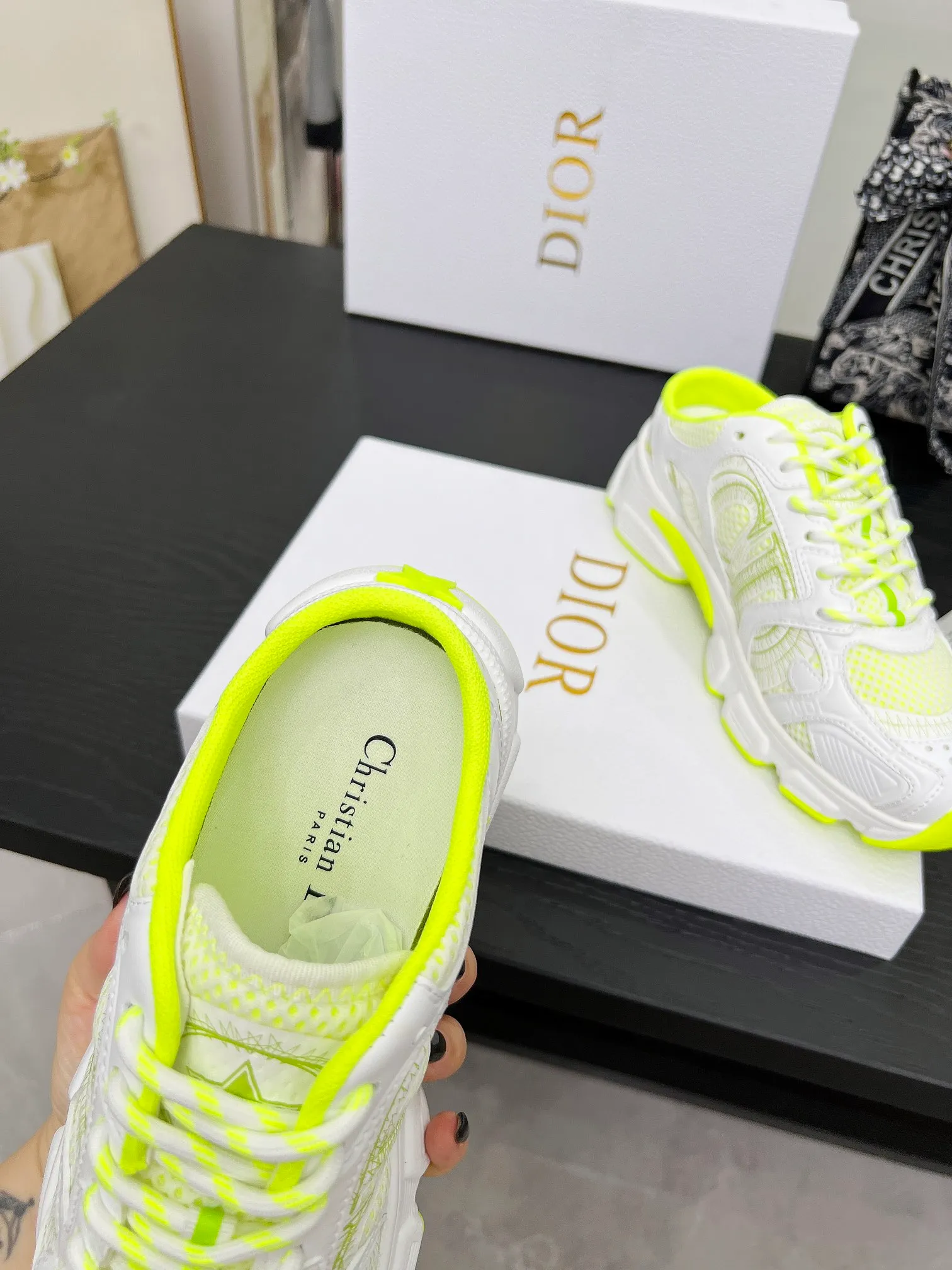 p560🐮🐮This Dior Chrono sports half slipper reinterprets running shoes with Dior's haute couture style. Gray mesh fabric is paired with tonal suede calfskin panels, the CD logo on the side, the star patch on the tongue and the Dior logo on the heel, all in classic fine detail. Featuring two-tone laces and a lightweight sole with star graphics, they can be worn year-round. Size: Women’s size 35-41 (35/42 can be customized) Men’s size 40-46 (men’s version is being printed) Color: 12 colors available